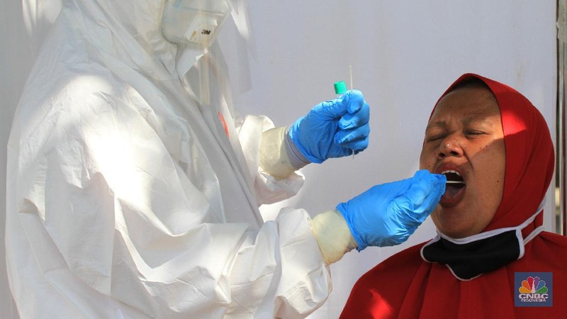 Sebanyak 150 orang pedagang pasar tradisional menjalani Swab COVID-19 yang dilakukan oleh puskesmas Kecamatan Palmerah, Jakarta Barat. 17/6/20. CNBC Indonesia/Tri Susilo

Swab COVID-19  dilaksanakan oleh pihak Puskesmas Kecamatan Palmerah, Jakarta Barat pada Rabu (17/6/2020) mulai pukul 08.00 hingga selesai. Seluruh petugas medis yang melaksanakan Swab test juga dibekali alat pelindung diri (APD) lengkap.

