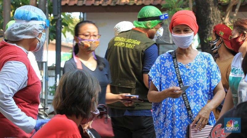 Sebanyak 150 orang pedagang pasar tradisional menjalani Swab COVID-19 yang dilakukan oleh puskesmas Kecamatan Palmerah, Jakarta Barat. 17/6/20. CNBC Indonesia/Tri Susilo

Swab COVID-19  dilaksanakan oleh pihak Puskesmas Kecamatan Palmerah, Jakarta Barat pada Rabu (17/6/2020) mulai pukul 08.00 hingga selesai. Seluruh petugas medis yang melaksanakan Swab test juga dibekali alat pelindung diri (APD) lengkap.

