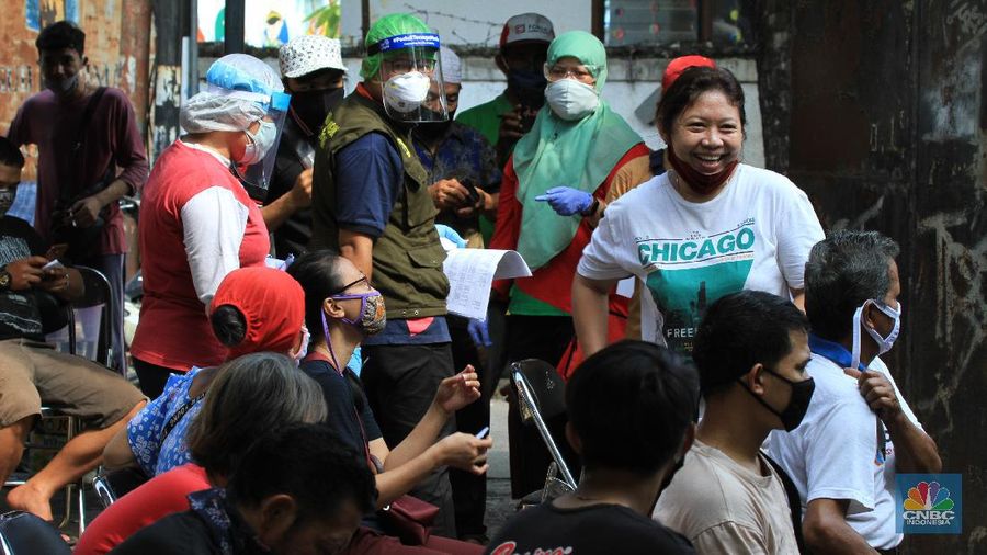 Sebanyak 150 orang pedagang pasar tradisional menjalani Swab COVID-19 yang dilakukan oleh puskesmas Kecamatan Palmerah, Jakarta Barat. 17/6/20. CNBC Indonesia/Tri Susilo

Swab COVID-19  dilaksanakan oleh pihak Puskesmas Kecamatan Palmerah, Jakarta Barat pada Rabu (17/6/2020) mulai pukul 08.00 hingga selesai. Seluruh petugas medis yang melaksanakan Swab test juga dibekali alat pelindung diri (APD) lengkap.

