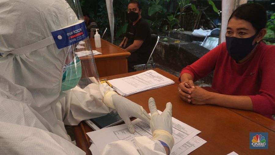 Sebanyak 150 orang pedagang pasar tradisional menjalani Swab COVID-19 yang dilakukan oleh puskesmas Kecamatan Palmerah, Jakarta Barat. 17/6/20. CNBC Indonesia/Tri Susilo

Swab COVID-19  dilaksanakan oleh pihak Puskesmas Kecamatan Palmerah, Jakarta Barat pada Rabu (17/6/2020) mulai pukul 08.00 hingga selesai. Seluruh petugas medis yang melaksanakan Swab test juga dibekali alat pelindung diri (APD) lengkap.

