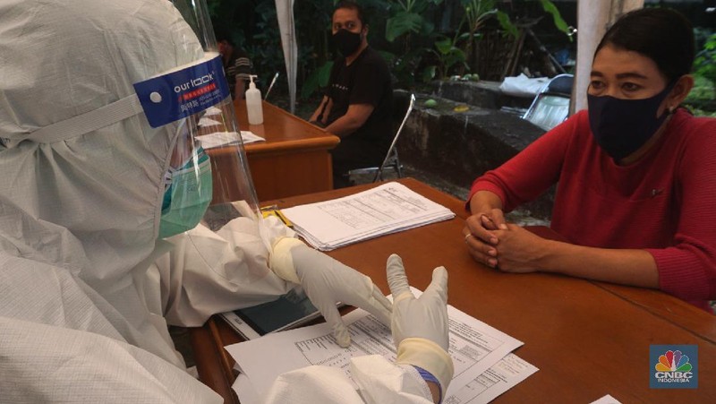 Sebanyak 150 orang pedagang pasar tradisional menjalani Swab COVID-19 yang dilakukan oleh puskesmas Kecamatan Palmerah, Jakarta Barat. 17/6/20. CNBC Indonesia/Tri Susilo

Swab COVID-19  dilaksanakan oleh pihak Puskesmas Kecamatan Palmerah, Jakarta Barat pada Rabu (17/6/2020) mulai pukul 08.00 hingga selesai. Seluruh petugas medis yang melaksanakan Swab test juga dibekali alat pelindung diri (APD) lengkap.

