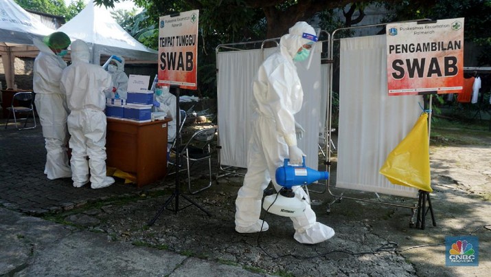 Swab Test Pedagang Pasar Pluis (CNBC Indonesia/ Tri Susilo) Sebanyak 150 orang pedagang pasar tradisional menjalani Swab COVID-19 yang dilakukan oleh puskesmas Kecamatan Palmerah, Jakarta Barat. 17/6/20. CNBC Indonesia/Tri Susilo
Swab COVID-19 dilaksanakan oleh pihak Puskesmas Kecamatan Palmerah, Jakarta Barat pada Rabu (17/6/2020) mulai pukul 08.00 hingga selesai. Seluruh petugas medis yang melaksanakan Swab test juga dibekali alat pelindung diri (APD) lengkap.