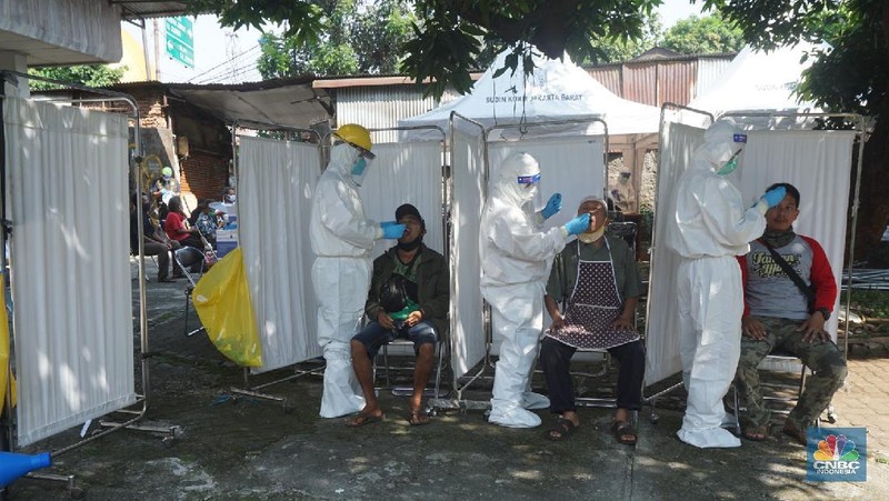 Sebanyak 150 orang pedagang pasar tradisional menjalani Swab COVID-19 yang dilakukan oleh puskesmas Kecamatan Palmerah, Jakarta Barat. 17/6/20. CNBC Indonesia/Tri Susilo

Swab COVID-19  dilaksanakan oleh pihak Puskesmas Kecamatan Palmerah, Jakarta Barat pada Rabu (17/6/2020) mulai pukul 08.00 hingga selesai. Seluruh petugas medis yang melaksanakan Swab test juga dibekali alat pelindung diri (APD) lengkap.

