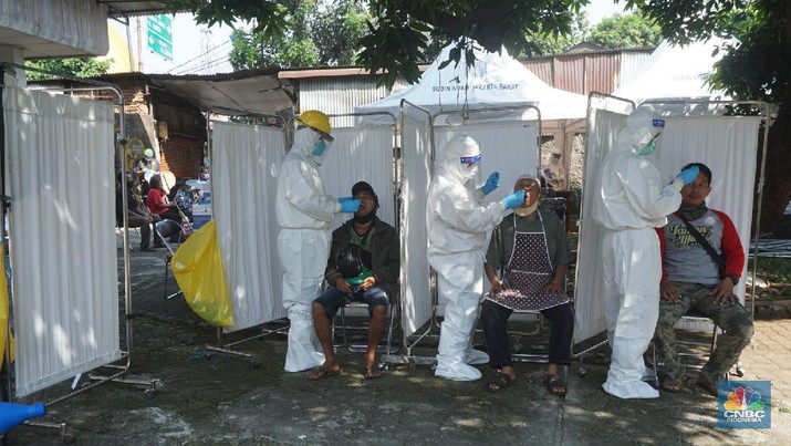 Swab Test Pedagang Pasar Pluis (CNBC Indonesia/ Tri Susilo) Sebanyak 150 orang pedagang pasar tradisional menjalani Swab COVID-19 yang dilakukan oleh puskesmas Kecamatan Palmerah, Jakarta Barat. 17/6/20. CNBC Indonesia/Tri Susilo
Swab COVID-19 dilaksanakan oleh pihak Puskesmas Kecamatan Palmerah, Jakarta Barat pada Rabu (17/6/2020) mulai pukul 08.00 hingga selesai. Seluruh petugas medis yang melaksanakan Swab test juga dibekali alat pelindung diri (APD) lengkap.