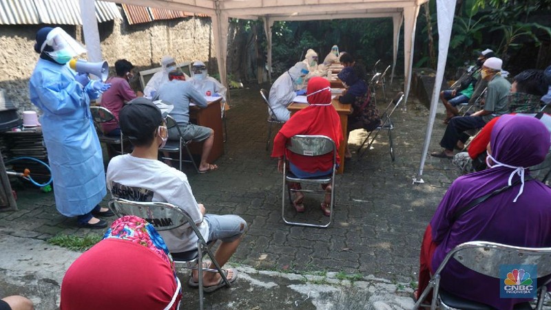 Sebanyak 150 orang pedagang pasar tradisional menjalani Swab COVID-19 yang dilakukan oleh puskesmas Kecamatan Palmerah, Jakarta Barat. 17/6/20. CNBC Indonesia/Tri Susilo

Swab COVID-19  dilaksanakan oleh pihak Puskesmas Kecamatan Palmerah, Jakarta Barat pada Rabu (17/6/2020) mulai pukul 08.00 hingga selesai. Seluruh petugas medis yang melaksanakan Swab test juga dibekali alat pelindung diri (APD) lengkap.

