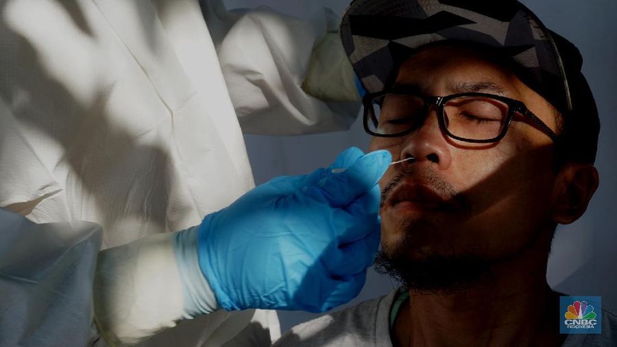 Sebanyak 150 orang pedagang pasar tradisional menjalani Swab COVID-19 yang dilakukan oleh puskesmas Kecamatan Palmerah, Jakarta Barat. 17/6/20. CNBC Indonesia/Tri Susilo

Swab COVID-19  dilaksanakan oleh pihak Puskesmas Kecamatan Palmerah, Jakarta Barat pada Rabu (17/6/2020) mulai pukul 08.00 hingga selesai. Seluruh petugas medis yang melaksanakan Swab test juga dibekali alat pelindung diri (APD) lengkap.

