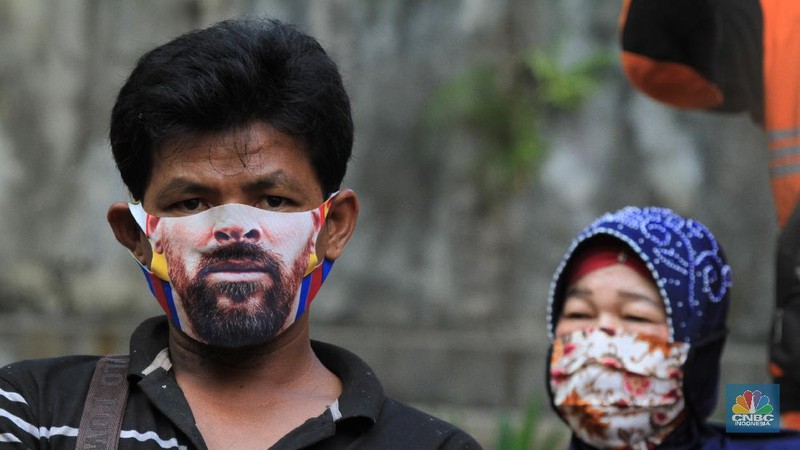 Sebanyak 150 orang pedagang pasar tradisional menjalani Swab COVID-19 yang dilakukan oleh puskesmas Kecamatan Palmerah, Jakarta Barat. 17/6/20. CNBC Indonesia/Tri Susilo

Swab COVID-19  dilaksanakan oleh pihak Puskesmas Kecamatan Palmerah, Jakarta Barat pada Rabu (17/6/2020) mulai pukul 08.00 hingga selesai. Seluruh petugas medis yang melaksanakan Swab test juga dibekali alat pelindung diri (APD) lengkap.

