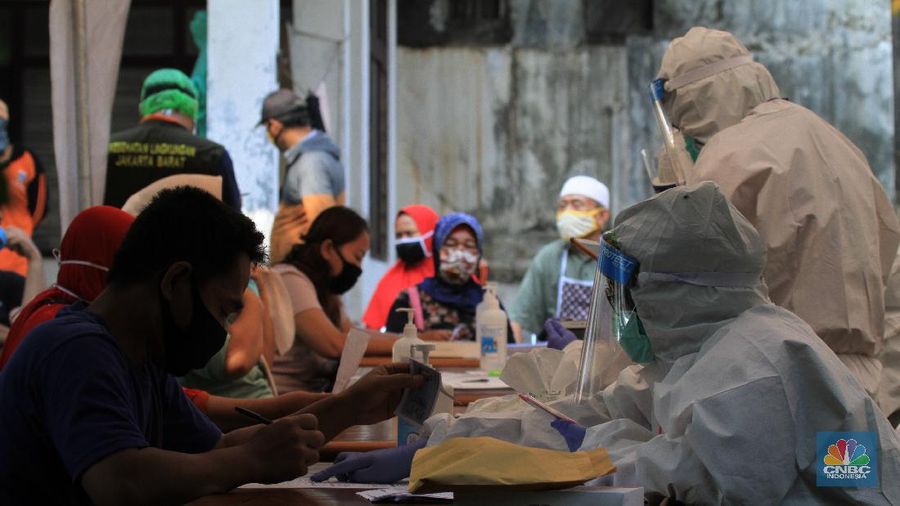 Sebanyak 150 orang pedagang pasar tradisional menjalani Swab COVID-19 yang dilakukan oleh puskesmas Kecamatan Palmerah, Jakarta Barat. 17/6/20. CNBC Indonesia/Tri Susilo

Swab COVID-19  dilaksanakan oleh pihak Puskesmas Kecamatan Palmerah, Jakarta Barat pada Rabu (17/6/2020) mulai pukul 08.00 hingga selesai. Seluruh petugas medis yang melaksanakan Swab test juga dibekali alat pelindung diri (APD) lengkap.

