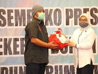 Menaker & Mensos Serahkan Bansos Presiden ke Pekerja Kena PHK