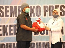 Menaker & Mensos Serahkan Bansos Presiden ke Pekerja Kena PHK