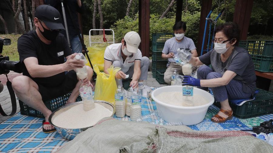Suasana Pasar Perumnas Klender, Jakarta Timur, Senin 15/6.  Untuk mencegah masifnya penyebaran Covid-19 di pasar-pasar tradisional Jakarta, PD Pasar Jaya mengambil beberapa kebijakan diantaranya menutup pasar dan menerapkan aturan ganjil-genap. Salah satunya di pasar Perumnas Klender. Aturan pasar ganjil genap mulai berlaku hari ini. Praktik ganjil-genap di pasar itu  berlaku sesuai dengan nomor kios. Apabila tanggal genap, maka kios yang buka hanya bernomor genap, begitu sebaliknya. Terlihat sejumlah pedagang mentaati aturan wajib menggunakan face shield dan masker ketika berjualan.  Untuk pembeli wajib mengenakan masker. Pasar hanya beroperasi sejak pukul 06.00 WIB hingga pukul 14.00 WIB. Salah satu pedagang kios baju anak dan muslim Guswandi mengatakan adanya peraturan ini membuat  penghasilan berkurang. 