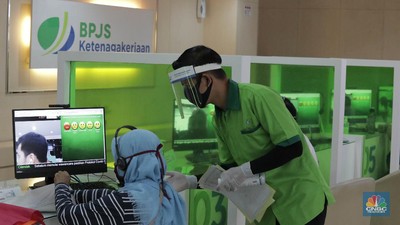 Layanan BPJS Ketenagakerjaan (CNBC Indonesia/ Muhammad Sabki) Peserta BP Jamsostek konsultasi layanan tanpa kontak fisik dengan virtual di Kantor Cabang BPJS Ketenagakerjaan Cilandak, Kamis (18/6/2020). Layanan secara virtual ini merupakan penerapan sesuai dengan protokol kesehatan tanpa harus kontak langsung antara petugas dan peserta BP Jamsostek dalam rangka mencegah penularan COVID-19. Kepala Kantor Cabang Puspitaningsih mengatakan adanya layanan konsultasi tanpa kontak fisik ini di Cabang Cilandak ini disesuaikan dengan aturan protokol kesehatan dan untuk memutus penyebaran Covid-19. Kantor cabang ini menyediakan skat-skat yang dilengkapi layar monitor yang terhubung dengan petugas secara video conference untuk kebutuhan komunikasi dan verifikasi data.