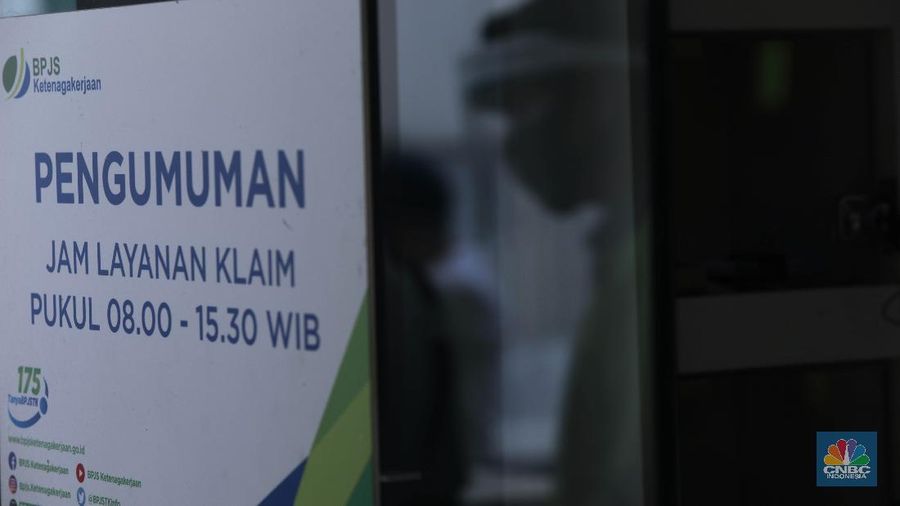 Peserta BP Jamsostek konsultasi layanan tanpa kontak fisik dengan virtual di Kantor Cabang BPJS Ketenagakerjaan Cilandak, Kamis (18/6/2020). Layanan secara virtual ini merupakan penerapan sesuai dengan protokol kesehatan tanpa harus kontak langsung antara petugas dan peserta BP Jamsostek dalam rangka mencegah penularan COVID-19. Kepala Kantor Cabang Puspitaningsih mengatakan adanya layanan konsultasi tanpa kontak fisik ini di Cabang Cilandak ini disesuaikan dengan aturan protokol kesehatan dan untuk memutus penyebaran Covid-19.  Kantor cabang ini menyediakan skat-skat yang dilengkapi layar monitor yang terhubung dengan petugas secara video conference untuk kebutuhan komunikasi dan verifikasi data. 