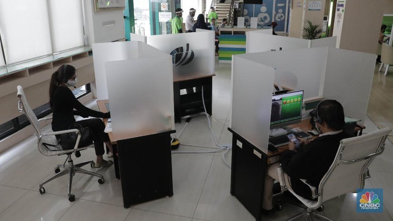 Suasana Pasar Perumnas Klender, Jakarta Timur, Senin 15/6.  Untuk mencegah masifnya penyebaran Covid-19 di pasar-pasar tradisional Jakarta, PD Pasar Jaya mengambil beberapa kebijakan diantaranya menutup pasar dan menerapkan aturan ganjil-genap. Salah satunya di pasar Perumnas Klender. Aturan pasar ganjil genap mulai berlaku hari ini. Praktik ganjil-genap di pasar itu  berlaku sesuai dengan nomor kios. Apabila tanggal genap, maka kios yang buka hanya bernomor genap, begitu sebaliknya. Terlihat sejumlah pedagang mentaati aturan wajib menggunakan face shield dan masker ketika berjualan.  Untuk pembeli wajib mengenakan masker. Pasar hanya beroperasi sejak pukul 06.00 WIB hingga pukul 14.00 WIB. Salah satu pedagang kios baju anak dan muslim Guswandi mengatakan adanya peraturan ini membuat  penghasilan berkurang. 