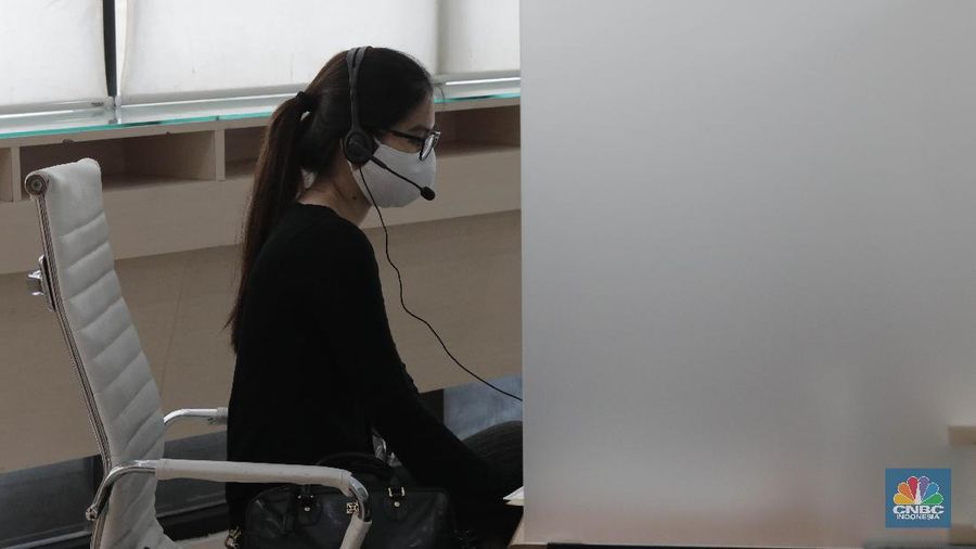 Peserta BP Jamsostek konsultasi layanan tanpa kontak fisik dengan virtual di Kantor Cabang BPJS Ketenagakerjaan Cilandak, Kamis (18/6/2020). Layanan secara virtual ini merupakan penerapan sesuai dengan protokol kesehatan tanpa harus kontak langsung antara petugas dan peserta BP Jamsostek dalam rangka mencegah penularan COVID-19. Kepala Kantor Cabang Puspitaningsih mengatakan adanya layanan konsultasi tanpa kontak fisik ini di Cabang Cilandak ini disesuaikan dengan aturan protokol kesehatan dan untuk memutus penyebaran Covid-19.  Kantor cabang ini menyediakan skat-skat yang dilengkapi layar monitor yang terhubung dengan petugas secara video conference untuk kebutuhan komunikasi dan verifikasi data. 