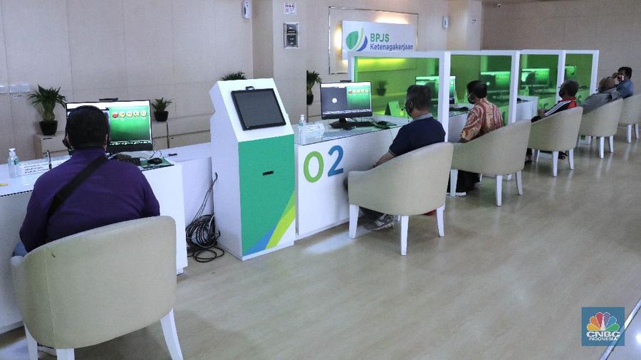 Peserta BP Jamsostek konsultasi layanan tanpa kontak fisik dengan virtual di Kantor Cabang BPJS Ketenagakerjaan Cilandak, Kamis (18/6/2020). Layanan secara virtual ini merupakan penerapan sesuai dengan protokol kesehatan tanpa harus kontak langsung antara petugas dan peserta BP Jamsostek dalam rangka mencegah penularan COVID-19. Kepala Kantor Cabang Puspitaningsih mengatakan adanya layanan konsultasi tanpa kontak fisik ini di Cabang Cilandak ini disesuaikan dengan aturan protokol kesehatan dan untuk memutus penyebaran Covid-19.  Kantor cabang ini menyediakan skat-skat yang dilengkapi layar monitor yang terhubung dengan petugas secara video conference untuk kebutuhan komunikasi dan verifikasi data. 