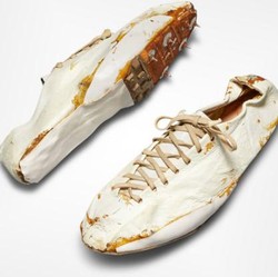 Ada-ada Aja, Sepatu Butut Begini Dilelang Sampai Rp2,1 M