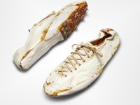 Ada-ada Aja, Sepatu Butut Begini Dilelang Sampai Rp2,1 M