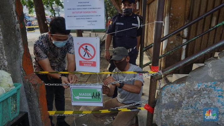 Pasar kebayoran Lama Tutup akibat adanya pedagang yang terinveksi COVID-19 (CNBC Indonesia/ Tri Susilo) Suasana Pasar Jaya, Kebayoran Lama Jakarta selatan yang ditutup akibat adanya pedagang yang terinveksi COVID-19. 18/6/20, CNBC Indonesia/ Tri Susilo
Sebanyak 14 pedagang di Pasar Kebayoran Lama, Jakarta Selatan, dinyatakan terinfeksi positif virus Corona (COVID-19). Akibatnya, pasar tersebut akan ditutup selama 3 hari ke depan.
Informasi penutupan sementara Pasar Kebayoran Lama akibat adanya pedagang positif Corona dibenarkan oleh Wakil Camat Kebayoran Lama, Sidik Rayanta. Sidik menyebut kios yang ada di pasar ini akan ditutup mulai hari kamis ini.
Dari data yang terima, sebanyak 59 pedagang di Pasar Kebayoran Lama sebelumnya telah menjalani swab test. Hasilnya, ada 14 pedagang dikonfirmasi positif Corona.
Dari pantauan CNBC Indonesia kawat berduri dan garis policeline juga terpasang diarea pasar jaya ini agar para masyarakat tidak memasuki pasar.
Disamping pasar jaya (pasar tradisional tampak buka dan para pedagang tetap melayani pembeli seperti biasa.
Pengguna sepeda motor yang melewati pasar kebayoran lama agar memakai masker sepertinya, terlihat pedagang masker juga ada dilokasi pasar jaya Kebayoran Lama.
Petugas keamanan pasar yang berjaga dilokasi terlihat menempelkan selembaran himbauan kepada masyarakat untuk tidak datang ke pasar kebayoran lama terlebih dahulu. (CNBC Indonesia/ Tri Susilo)
