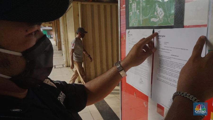 Suasana Pasar Jaya, Kebayoran Lama Jakarta selatan yang ditutup akibat adanya  pedagang  yang terinveksi COVID-19. 18/6/20, CNBC Indonesia/ Tri Susilo

Sebanyak 14 pedagang di Pasar Kebayoran Lama, Jakarta Selatan, dinyatakan terinfeksi positif virus Corona (COVID-19). Akibatnya, pasar tersebut akan ditutup selama 3 hari ke depan.
Informasi penutupan sementara Pasar Kebayoran Lama akibat adanya pedagang positif Corona dibenarkan oleh Wakil Camat Kebayoran Lama, Sidik Rayanta. Sidik menyebut kios yang ada di pasar ini akan ditutup mulai hari kamis ini.   

Dari data yang terima, sebanyak 59 pedagang di Pasar Kebayoran Lama sebelumnya telah menjalani swab test. Hasilnya, ada 14 pedagang dikonfirmasi positif Corona.

Dari pantauan CNBC Indonesia kawat berduri dan garis policeline juga terpasang diarea pasar jaya ini agar para masyarakat tidak memasuki pasar.

Disamping pasar jaya (pasar tradisional tampak buka dan para pedagang tetap melayani pembeli seperti biasa. 

Pengguna sepeda motor yang melewati pasar kebayoran lama agar memakai masker sepertinya, terlihat pedagang masker juga ada dilokasi pasar jaya Kebayoran Lama. 

Petugas keamanan pasar yang berjaga dilokasi terlihat menempelkan selembaran himbauan kepada masyarakat untuk tidak datang ke pasar kebayoran lama terlebih dahulu.  (CNBC Indonesia/ Tri Susilo)