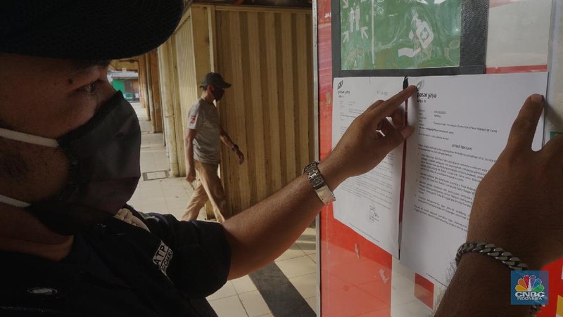 Suasana Pasar Jaya, Kebayoran Lama Jakarta selatan yang ditutup akibat adanya  pedagang  yang terinveksi COVID-19. 18/6/20, CNBC Indonesia/ Tri Susilo

Sebanyak 14 pedagang di Pasar Kebayoran Lama, Jakarta Selatan, dinyatakan terinfeksi positif virus Corona (COVID-19). Akibatnya, pasar tersebut akan ditutup selama 3 hari ke depan.
Informasi penutupan sementara Pasar Kebayoran Lama akibat adanya pedagang positif Corona dibenarkan oleh Wakil Camat Kebayoran Lama, Sidik Rayanta. Sidik menyebut kios yang ada di pasar ini akan ditutup mulai hari kamis ini.   

Dari data yang terima, sebanyak 59 pedagang di Pasar Kebayoran Lama sebelumnya telah menjalani swab test. Hasilnya, ada 14 pedagang dikonfirmasi positif Corona.

Dari pantauan CNBC Indonesia kawat berduri dan garis policeline juga terpasang diarea pasar jaya ini agar para masyarakat tidak memasuki pasar.

Disamping pasar jaya (pasar tradisional tampak buka dan para pedagang tetap melayani pembeli seperti biasa. 

Pengguna sepeda motor yang melewati pasar kebayoran lama agar memakai masker sepertinya, terlihat pedagang masker juga ada dilokasi pasar jaya Kebayoran Lama. 

Petugas keamanan pasar yang berjaga dilokasi terlihat menempelkan selembaran himbauan kepada masyarakat untuk tidak datang ke pasar kebayoran lama terlebih dahulu.  (CNBC Indonesia/ Tri Susilo)