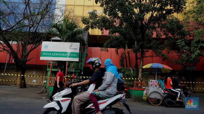 Suasana Pasar Jaya, Kebayoran Lama Jakarta selatan yang ditutup akibat adanya  pedagang  yang terinveksi COVID-19. 18/6/20, CNBC Indonesia/ Tri Susilo

Sebanyak 14 pedagang di Pasar Kebayoran Lama, Jakarta Selatan, dinyatakan terinfeksi positif virus Corona (COVID-19). Akibatnya, pasar tersebut akan ditutup selama 3 hari ke depan.
Informasi penutupan sementara Pasar Kebayoran Lama akibat adanya pedagang positif Corona dibenarkan oleh Wakil Camat Kebayoran Lama, Sidik Rayanta. Sidik menyebut kios yang ada di pasar ini akan ditutup mulai hari kamis ini.   

Dari data yang terima, sebanyak 59 pedagang di Pasar Kebayoran Lama sebelumnya telah menjalani swab test. Hasilnya, ada 14 pedagang dikonfirmasi positif Corona.

Dari pantauan CNBC Indonesia kawat berduri dan garis policeline juga terpasang diarea pasar jaya ini agar para masyarakat tidak memasuki pasar.

Disamping pasar jaya (pasar tradisional tampak buka dan para pedagang tetap melayani pembeli seperti biasa. 

Pengguna sepeda motor yang melewati pasar kebayoran lama agar memakai masker sepertinya, terlihat pedagang masker juga ada dilokasi pasar jaya Kebayoran Lama. 

Petugas keamanan pasar yang berjaga dilokasi terlihat menempelkan selembaran himbauan kepada masyarakat untuk tidak datang ke pasar kebayoran lama terlebih dahulu.  (CNBC Indonesia/ Tri Susilo)
