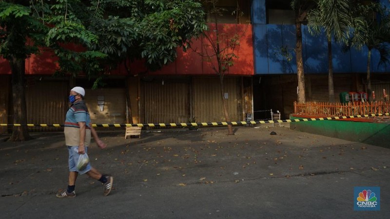 Suasana Pasar Perumnas Klender, Jakarta Timur, Senin 15/6.  Untuk mencegah masifnya penyebaran Covid-19 di pasar-pasar tradisional Jakarta, PD Pasar Jaya mengambil beberapa kebijakan diantaranya menutup pasar dan menerapkan aturan ganjil-genap. Salah satunya di pasar Perumnas Klender. Aturan pasar ganjil genap mulai berlaku hari ini. Praktik ganjil-genap di pasar itu  berlaku sesuai dengan nomor kios. Apabila tanggal genap, maka kios yang buka hanya bernomor genap, begitu sebaliknya. Terlihat sejumlah pedagang mentaati aturan wajib menggunakan face shield dan masker ketika berjualan.  Untuk pembeli wajib mengenakan masker. Pasar hanya beroperasi sejak pukul 06.00 WIB hingga pukul 14.00 WIB. Salah satu pedagang kios baju anak dan muslim Guswandi mengatakan adanya peraturan ini membuat  penghasilan berkurang. 