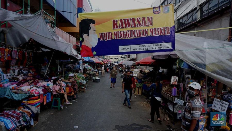 Suasana Pasar Jaya, Kebayoran Lama Jakarta selatan yang ditutup akibat adanya  pedagang  yang terinveksi COVID-19. 18/6/20, CNBC Indonesia/ Tri Susilo

Sebanyak 14 pedagang di Pasar Kebayoran Lama, Jakarta Selatan, dinyatakan terinfeksi positif virus Corona (COVID-19). Akibatnya, pasar tersebut akan ditutup selama 3 hari ke depan.
Informasi penutupan sementara Pasar Kebayoran Lama akibat adanya pedagang positif Corona dibenarkan oleh Wakil Camat Kebayoran Lama, Sidik Rayanta. Sidik menyebut kios yang ada di pasar ini akan ditutup mulai hari kamis ini.   

Dari data yang terima, sebanyak 59 pedagang di Pasar Kebayoran Lama sebelumnya telah menjalani swab test. Hasilnya, ada 14 pedagang dikonfirmasi positif Corona.

Dari pantauan CNBC Indonesia kawat berduri dan garis policeline juga terpasang diarea pasar jaya ini agar para masyarakat tidak memasuki pasar.

Disamping pasar jaya (pasar tradisional tampak buka dan para pedagang tetap melayani pembeli seperti biasa. 

Pengguna sepeda motor yang melewati pasar kebayoran lama agar memakai masker sepertinya, terlihat pedagang masker juga ada dilokasi pasar jaya Kebayoran Lama. 

Petugas keamanan pasar yang berjaga dilokasi terlihat menempelkan selembaran himbauan kepada masyarakat untuk tidak datang ke pasar kebayoran lama terlebih dahulu.  (CNBC Indonesia/ Tri Susilo)
