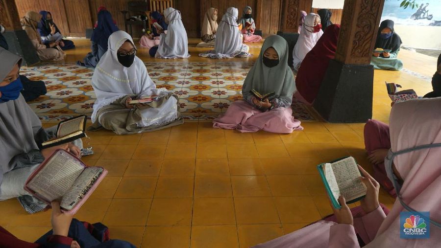 Suasana Pasar Perumnas Klender, Jakarta Timur, Senin 15/6.  Untuk mencegah masifnya penyebaran Covid-19 di pasar-pasar tradisional Jakarta, PD Pasar Jaya mengambil beberapa kebijakan diantaranya menutup pasar dan menerapkan aturan ganjil-genap. Salah satunya di pasar Perumnas Klender. Aturan pasar ganjil genap mulai berlaku hari ini. Praktik ganjil-genap di pasar itu  berlaku sesuai dengan nomor kios. Apabila tanggal genap, maka kios yang buka hanya bernomor genap, begitu sebaliknya. Terlihat sejumlah pedagang mentaati aturan wajib menggunakan face shield dan masker ketika berjualan.  Untuk pembeli wajib mengenakan masker. Pasar hanya beroperasi sejak pukul 06.00 WIB hingga pukul 14.00 WIB. Salah satu pedagang kios baju anak dan muslim Guswandi mengatakan adanya peraturan ini membuat  penghasilan berkurang. 
