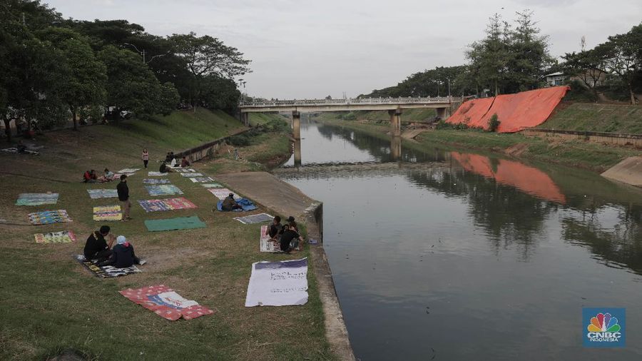 Suasana Pasar Perumnas Klender, Jakarta Timur, Senin 15/6.  Untuk mencegah masifnya penyebaran Covid-19 di pasar-pasar tradisional Jakarta, PD Pasar Jaya mengambil beberapa kebijakan diantaranya menutup pasar dan menerapkan aturan ganjil-genap. Salah satunya di pasar Perumnas Klender. Aturan pasar ganjil genap mulai berlaku hari ini. Praktik ganjil-genap di pasar itu  berlaku sesuai dengan nomor kios. Apabila tanggal genap, maka kios yang buka hanya bernomor genap, begitu sebaliknya. Terlihat sejumlah pedagang mentaati aturan wajib menggunakan face shield dan masker ketika berjualan.  Untuk pembeli wajib mengenakan masker. Pasar hanya beroperasi sejak pukul 06.00 WIB hingga pukul 14.00 WIB. Salah satu pedagang kios baju anak dan muslim Guswandi mengatakan adanya peraturan ini membuat  penghasilan berkurang. 