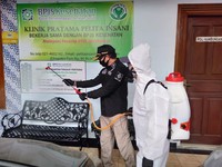 Kemnaker Lakukan Penyemprotan Disinfektan di Kawasan Cakung