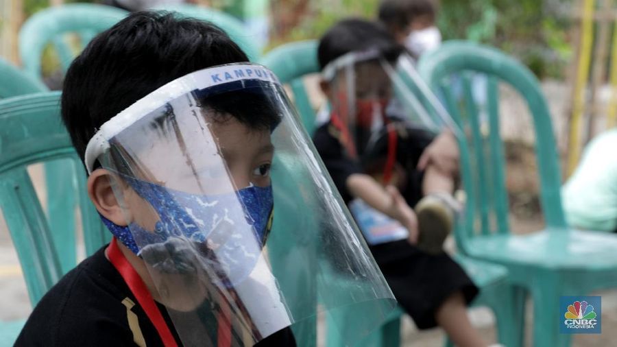 Aktivitas Anak-anak melakukan kegiatan belajar di luar sekolah di Kampung Belajar New Normal di Pinang Indah, Tangerang Kota, Banten, Jumat 19/6. Kampung Belajar New Normal ini didirikan untuk anak - anak yang ingin kembali bersekolah. Kurang lebih selama tiga bulan ini, anak-anak tinggal di rumah, belajar di rumah, karena pandemi virus corona atau Covid-19. Lamanya belajar di rumah, anak-anak pun mengalami kejenuhan dan ingin segera kembali ke sekolah bersama teman-teman. Kampung Belajar New Normal pun dianggap sebagai solusi mengusir kebosanan anak-anak belajar di rumah. kampung ini baru dibuat pada 15 Juni 2020 dan diresmikan oleh lurah setempat. Penggagas Kampung Belajar New Normal, Agung Agustianto menjelaskan mengenai metode belajar yang diterapkannya. 