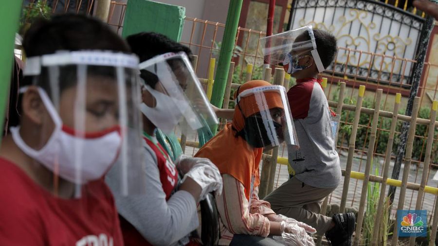 Aktivitas Anak-anak melakukan kegiatan belajar di luar sekolah di Kampung Belajar New Normal di Pinang Indah, Tangerang Kota, Banten, Jumat 19/6. Kampung Belajar New Normal ini didirikan untuk anak - anak yang ingin kembali bersekolah. Kurang lebih selama tiga bulan ini, anak-anak tinggal di rumah, belajar di rumah, karena pandemi virus corona atau Covid-19. Lamanya belajar di rumah, anak-anak pun mengalami kejenuhan dan ingin segera kembali ke sekolah bersama teman-teman. Kampung Belajar New Normal pun dianggap sebagai solusi mengusir kebosanan anak-anak belajar di rumah. kampung ini baru dibuat pada 15 Juni 2020 dan diresmikan oleh lurah setempat. Penggagas Kampung Belajar New Normal, Agung Agustianto menjelaskan mengenai metode belajar yang diterapkannya.