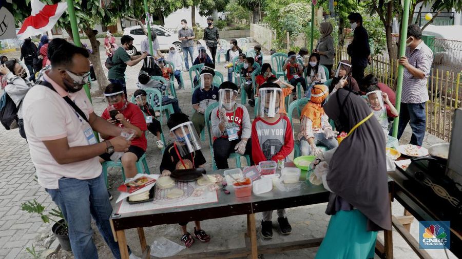 Aktivitas Anak-anak melakukan kegiatan belajar di luar sekolah di Kampung Belajar New Normal di Pinang Indah, Tangerang Kota, Banten, Jumat 19/6. Kampung Belajar New Normal ini didirikan untuk anak - anak yang ingin kembali bersekolah. Kurang lebih selama tiga bulan ini, anak-anak tinggal di rumah, belajar di rumah, karena pandemi virus corona atau Covid-19. Lamanya belajar di rumah, anak-anak pun mengalami kejenuhan dan ingin segera kembali ke sekolah bersama teman-teman. Kampung Belajar New Normal pun dianggap sebagai solusi mengusir kebosanan anak-anak belajar di rumah. kampung ini baru dibuat pada 15 Juni 2020 dan diresmikan oleh lurah setempat. Penggagas Kampung Belajar New Normal, Agung Agustianto menjelaskan mengenai metode belajar yang diterapkannya. 