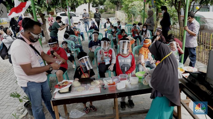 Kampung Belajar New Normal di Pinang Indah, Tangerang Kota, Banten (CNBC Indonesia/ Muhammad Sabki) Aktivitas Anak-anak melakukan kegiatan belajar di luar sekolah di Kampung Belajar New Normal di Pinang Indah, Tangerang Kota, Banten, Jumat 19/6. Kampung Belajar New Normal ini didirikan untuk anak - anak yang ingin kembali bersekolah. Kurang lebih selama tiga bulan ini, anak-anak tinggal di rumah, belajar di rumah, karena pandemi virus corona atau Covid-19. Lamanya belajar di rumah, anak-anak pun mengalami kejenuhan dan ingin segera kembali ke sekolah bersama teman-teman. Kampung Belajar New Normal pun dianggap sebagai solusi mengusir kebosanan anak-anak belajar di rumah. kampung ini baru dibuat pada 15 Juni 2020 dan diresmikan oleh lurah setempat. Penggagas Kampung Belajar New Normal, Agung Agustianto menjelaskan mengenai metode belajar yang diterapkannya.