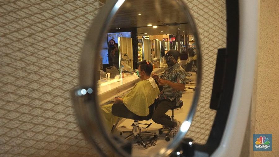 Karyawan melayani pelanggan yang melakukan perawatan rambut di Alfons Salon, Jakarta, Senin (19/6/2020). CNBC Indonesia/Tri Susilo 

Pemprov DKI Jakarta melakukan penerapan Pembatasan Sosial Berskala Besar (PSBB) transisi membuka kembali operasional unit usaha salon dan tata rambut dengan menerapkan protokol kesehatan sesuai anjuran seperti pengukuran suhu tubuh, penggunaan masker bagi karyawan dan konsumen salon, sterilisasi peralatan, pemakaian pelindung wajah bagi karyawan, dan sistem reservasi bagi konsumen.   

Rina Rengganis selaku General Meneger mengatakan karena anjuran protokol pemerintah tentang Covid-19, jumlah karyawan yang bekerja di Alfons & Haircode Salon juga melakukan swab tes sebelum masuk dan jumlahnya kita batasi menjadi sekitar 50 persen karyawan. Dan mereka akan menyetujui protokol untuk menaati protokol ini,