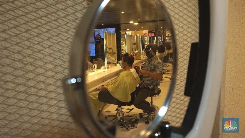 Karyawan melayani pelanggan yang melakukan perawatan rambut di Alfons Salon, Jakarta, Senin (19/6/2020). CNBC Indonesia/Tri Susilo 

Pemprov DKI Jakarta melakukan penerapan Pembatasan Sosial Berskala Besar (PSBB) transisi membuka kembali operasional unit usaha salon dan tata rambut dengan menerapkan protokol kesehatan sesuai anjuran seperti pengukuran suhu tubuh, penggunaan masker bagi karyawan dan konsumen salon, sterilisasi peralatan, pemakaian pelindung wajah bagi karyawan, dan sistem reservasi bagi konsumen.   

Rina Rengganis selaku General Meneger mengatakan karena anjuran protokol pemerintah tentang Covid-19, jumlah karyawan yang bekerja di Alfons & Haircode Salon juga melakukan swab tes sebelum masuk dan jumlahnya kita batasi menjadi sekitar 50 persen karyawan. Dan mereka akan menyetujui protokol untuk menaati protokol ini,