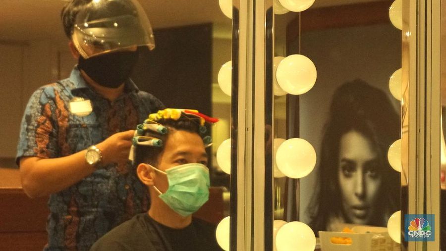Karyawan melayani pelanggan yang melakukan perawatan rambut di Alfons Salon, Jakarta, Senin (19/6/2020). CNBC Indonesia/Tri Susilo 

Pemprov DKI Jakarta melakukan penerapan Pembatasan Sosial Berskala Besar (PSBB) transisi membuka kembali operasional unit usaha salon dan tata rambut dengan menerapkan protokol kesehatan sesuai anjuran seperti pengukuran suhu tubuh, penggunaan masker bagi karyawan dan konsumen salon, sterilisasi peralatan, pemakaian pelindung wajah bagi karyawan, dan sistem reservasi bagi konsumen.   

Rina Rengganis selaku General Meneger mengatakan karena anjuran protokol pemerintah tentang Covid-19, jumlah karyawan yang bekerja di Alfons & Haircode Salon juga melakukan swab tes sebelum masuk dan jumlahnya kita batasi menjadi sekitar 50 persen karyawan. Dan mereka akan menyetujui protokol untuk menaati protokol ini,