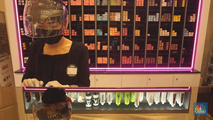Karyawan melayani pelanggan yang melakukan perawatan rambut di Alfons Salon, Jakarta, Senin (19/6/2020). CNBC Indonesia/Tri Susilo 

Pemprov DKI Jakarta melakukan penerapan Pembatasan Sosial Berskala Besar (PSBB) transisi membuka kembali operasional unit usaha salon dan tata rambut dengan menerapkan protokol kesehatan sesuai anjuran seperti pengukuran suhu tubuh, penggunaan masker bagi karyawan dan konsumen salon, sterilisasi peralatan, pemakaian pelindung wajah bagi karyawan, dan sistem reservasi bagi konsumen.   

Rina Rengganis selaku General Meneger mengatakan karena anjuran protokol pemerintah tentang Covid-19, jumlah karyawan yang bekerja di Alfons & Haircode Salon juga melakukan swab tes sebelum masuk dan jumlahnya kita batasi menjadi sekitar 50 persen karyawan. Dan mereka akan menyetujui protokol untuk menaati protokol ini,