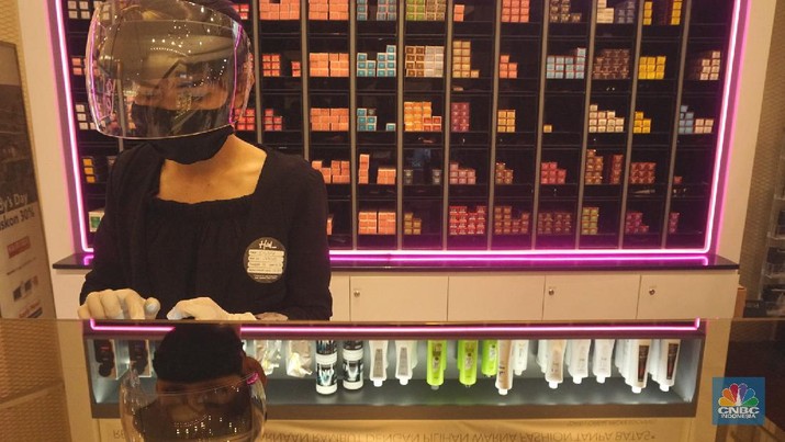 kondisi Salon di Jakarta di Era New Normal Karyawan melayani pelanggan yang melakukan perawatan rambut di Alfons Salon, Jakarta, Senin (19/6/2020). CNBC Indonesia/Tri Susilo
Pemprov DKI Jakarta melakukan penerapan Pembatasan Sosial Berskala Besar (PSBB) transisi membuka kembali operasional unit usaha salon dan tata rambut dengan menerapkan protokol kesehatan sesuai anjuran seperti pengukuran suhu tubuh, penggunaan masker bagi karyawan dan konsumen salon, sterilisasi peralatan, pemakaian pelindung wajah bagi karyawan, dan sistem reservasi bagi konsumen.
Rina Rengganis selaku General Meneger mengatakan karena anjuran protokol pemerintah tentang Covid-19, jumlah karyawan yang bekerja di Alfons & Haircode Salon juga melakukan swab tes sebelum masuk dan jumlahnya kita batasi menjadi sekitar 50 persen karyawan. Dan mereka akan menyetujui protokol untuk menaati protokol ini,