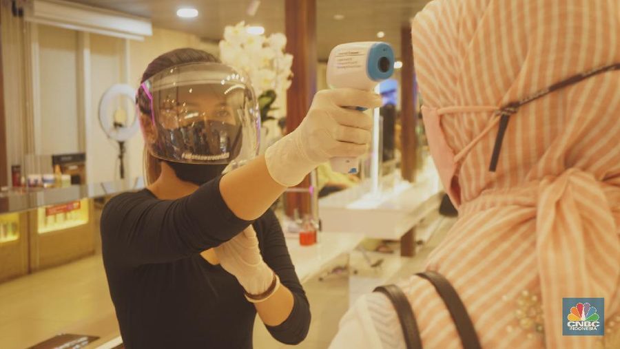 Karyawan melayani pelanggan yang melakukan perawatan rambut di Alfons Salon, Jakarta, Senin (19/6/2020). CNBC Indonesia/Tri Susilo 

Pemprov DKI Jakarta melakukan penerapan Pembatasan Sosial Berskala Besar (PSBB) transisi membuka kembali operasional unit usaha salon dan tata rambut dengan menerapkan protokol kesehatan sesuai anjuran seperti pengukuran suhu tubuh, penggunaan masker bagi karyawan dan konsumen salon, sterilisasi peralatan, pemakaian pelindung wajah bagi karyawan, dan sistem reservasi bagi konsumen.   

Rina Rengganis selaku General Meneger mengatakan karena anjuran protokol pemerintah tentang Covid-19, jumlah karyawan yang bekerja di Alfons & Haircode Salon juga melakukan swab tes sebelum masuk dan jumlahnya kita batasi menjadi sekitar 50 persen karyawan. Dan mereka akan menyetujui protokol untuk menaati protokol ini,