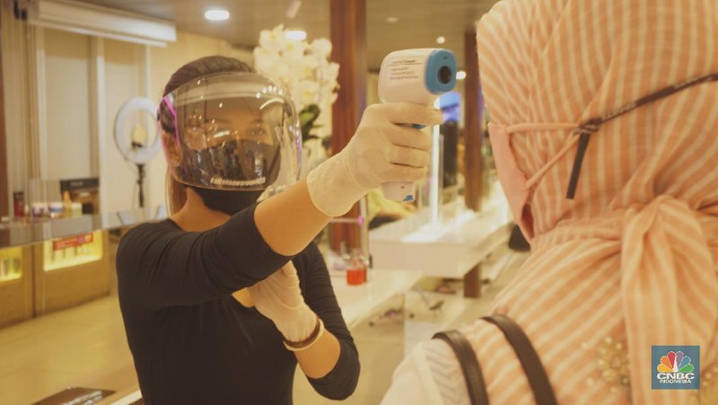 Karyawan melayani pelanggan yang melakukan perawatan rambut di Alfons Salon, Jakarta, Senin (19/6/2020). CNBC Indonesia/Tri Susilo 

Pemprov DKI Jakarta melakukan penerapan Pembatasan Sosial Berskala Besar (PSBB) transisi membuka kembali operasional unit usaha salon dan tata rambut dengan menerapkan protokol kesehatan sesuai anjuran seperti pengukuran suhu tubuh, penggunaan masker bagi karyawan dan konsumen salon, sterilisasi peralatan, pemakaian pelindung wajah bagi karyawan, dan sistem reservasi bagi konsumen.   

Rina Rengganis selaku General Meneger mengatakan karena anjuran protokol pemerintah tentang Covid-19, jumlah karyawan yang bekerja di Alfons & Haircode Salon juga melakukan swab tes sebelum masuk dan jumlahnya kita batasi menjadi sekitar 50 persen karyawan. Dan mereka akan menyetujui protokol untuk menaati protokol ini,