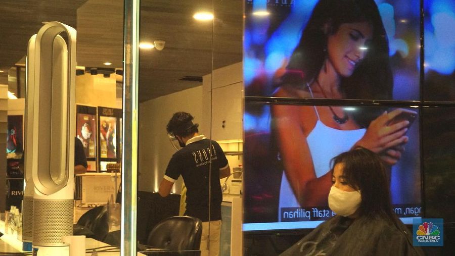 Karyawan melayani pelanggan yang melakukan perawatan rambut di Alfons Salon, Jakarta, Senin (19/6/2020). CNBC Indonesia/Tri Susilo 

Pemprov DKI Jakarta melakukan penerapan Pembatasan Sosial Berskala Besar (PSBB) transisi membuka kembali operasional unit usaha salon dan tata rambut dengan menerapkan protokol kesehatan sesuai anjuran seperti pengukuran suhu tubuh, penggunaan masker bagi karyawan dan konsumen salon, sterilisasi peralatan, pemakaian pelindung wajah bagi karyawan, dan sistem reservasi bagi konsumen.   

Rina Rengganis selaku General Meneger mengatakan karena anjuran protokol pemerintah tentang Covid-19, jumlah karyawan yang bekerja di Alfons & Haircode Salon juga melakukan swab tes sebelum masuk dan jumlahnya kita batasi menjadi sekitar 50 persen karyawan. Dan mereka akan menyetujui protokol untuk menaati protokol ini,
