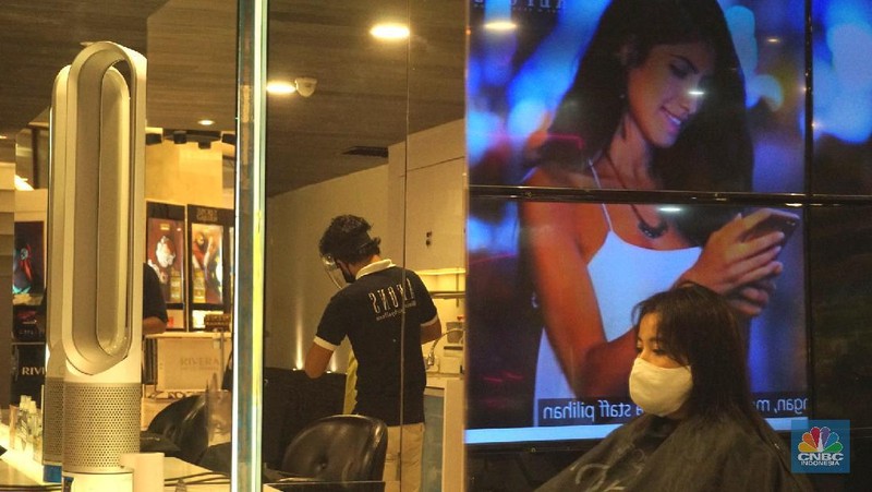 Karyawan melayani pelanggan yang melakukan perawatan rambut di Alfons Salon, Jakarta, Senin (19/6/2020). CNBC Indonesia/Tri Susilo 

Pemprov DKI Jakarta melakukan penerapan Pembatasan Sosial Berskala Besar (PSBB) transisi membuka kembali operasional unit usaha salon dan tata rambut dengan menerapkan protokol kesehatan sesuai anjuran seperti pengukuran suhu tubuh, penggunaan masker bagi karyawan dan konsumen salon, sterilisasi peralatan, pemakaian pelindung wajah bagi karyawan, dan sistem reservasi bagi konsumen.   

Rina Rengganis selaku General Meneger mengatakan karena anjuran protokol pemerintah tentang Covid-19, jumlah karyawan yang bekerja di Alfons & Haircode Salon juga melakukan swab tes sebelum masuk dan jumlahnya kita batasi menjadi sekitar 50 persen karyawan. Dan mereka akan menyetujui protokol untuk menaati protokol ini,
