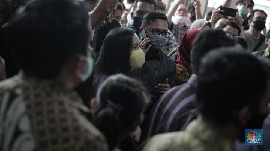 Kasus gagal bayar Koperasi Simpan Pinjam (KSP) Indosurya Cipta atau Indosurya Simpan Pinjam (ISP) terus berlanjut. Hari ini, Pengadilan Negeri Bungur, Jakarta Pusat, menggelar sidang verifikasi bilyet nasabah Indosurya.

Berdasarkan pantauan CNBC Indonesia di lapangan, tampak para nasabah sudah memadati kawasan PN Bungur, Jakpus, sejak pagi. Menurut Koordinator Nasabah Indosurya Melia, kehadiran mereka merupakan protes atas ketidakadilan dari skema perdamain yang ditawarkan hingga cicilan 10 tahun dan aset yang sudah di-mark up lima kali lipat. (CNBC Indonesia/ Muhammad Sabki)