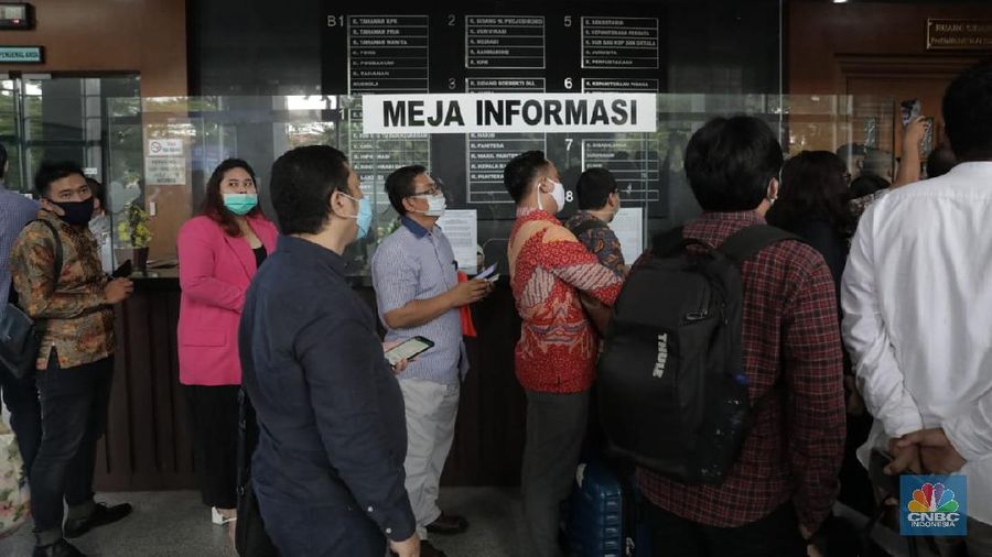 Kasus gagal bayar Koperasi Simpan Pinjam (KSP) Indosurya Cipta atau Indosurya Simpan Pinjam (ISP) terus berlanjut. Hari ini, Pengadilan Negeri Bungur, Jakarta Pusat, menggelar sidang verifikasi bilyet nasabah Indosurya.

Berdasarkan pantauan CNBC Indonesia di lapangan, tampak para nasabah sudah memadati kawasan PN Bungur, Jakpus, sejak pagi. Menurut Koordinator Nasabah Indosurya Melia, kehadiran mereka merupakan protes atas ketidakadilan dari skema perdamain yang ditawarkan hingga cicilan 10 tahun dan aset yang sudah di-mark up lima kali lipat. (CNBC Indonesia/ Muhammad Sabki)