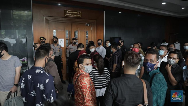 Kasus gagal bayar Koperasi Simpan Pinjam (KSP) Indosurya Cipta atau Indosurya Simpan Pinjam (ISP) terus berlanjut. Hari ini, Pengadilan Negeri Bungur, Jakarta Pusat, menggelar sidang verifikasi bilyet nasabah Indosurya.

Berdasarkan pantauan CNBC Indonesia di lapangan, tampak para nasabah sudah memadati kawasan PN Bungur, Jakpus, sejak pagi. Menurut Koordinator Nasabah Indosurya Melia, kehadiran mereka merupakan protes atas ketidakadilan dari skema perdamain yang ditawarkan hingga cicilan 10 tahun dan aset yang sudah di-mark up lima kali lipat. (CNBC Indonesia/ Muhammad Sabki)