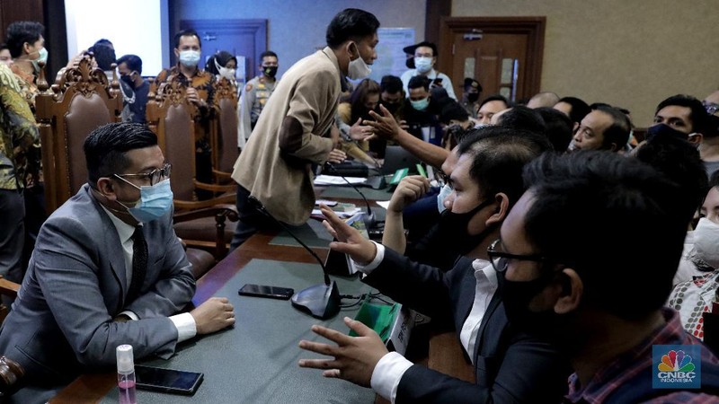 Suasana Pasar Perumnas Klender, Jakarta Timur, Senin 15/6.  Untuk mencegah masifnya penyebaran Covid-19 di pasar-pasar tradisional Jakarta, PD Pasar Jaya mengambil beberapa kebijakan diantaranya menutup pasar dan menerapkan aturan ganjil-genap. Salah satunya di pasar Perumnas Klender. Aturan pasar ganjil genap mulai berlaku hari ini. Praktik ganjil-genap di pasar itu  berlaku sesuai dengan nomor kios. Apabila tanggal genap, maka kios yang buka hanya bernomor genap, begitu sebaliknya. Terlihat sejumlah pedagang mentaati aturan wajib menggunakan face shield dan masker ketika berjualan.  Untuk pembeli wajib mengenakan masker. Pasar hanya beroperasi sejak pukul 06.00 WIB hingga pukul 14.00 WIB. Salah satu pedagang kios baju anak dan muslim Guswandi mengatakan adanya peraturan ini membuat  penghasilan berkurang. 