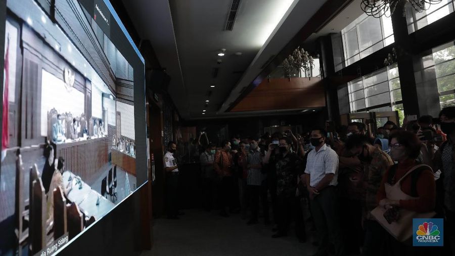Kasus gagal bayar Koperasi Simpan Pinjam (KSP) Indosurya Cipta atau Indosurya Simpan Pinjam (ISP) terus berlanjut. Hari ini, Pengadilan Negeri Bungur, Jakarta Pusat, menggelar sidang verifikasi bilyet nasabah Indosurya.

Berdasarkan pantauan CNBC Indonesia di lapangan, tampak para nasabah sudah memadati kawasan PN Bungur, Jakpus, sejak pagi. Menurut Koordinator Nasabah Indosurya Melia, kehadiran mereka merupakan protes atas ketidakadilan dari skema perdamain yang ditawarkan hingga cicilan 10 tahun dan aset yang sudah di-mark up lima kali lipat. (CNBC Indonesia/ Muhammad Sabki)