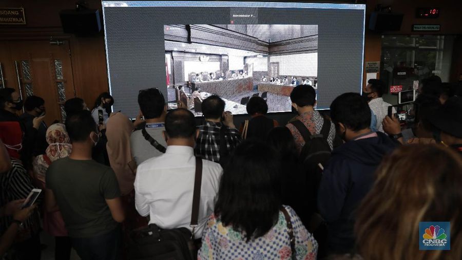 Kasus gagal bayar Koperasi Simpan Pinjam (KSP) Indosurya Cipta atau Indosurya Simpan Pinjam (ISP) terus berlanjut. Hari ini, Pengadilan Negeri Bungur, Jakarta Pusat, menggelar sidang verifikasi bilyet nasabah Indosurya.

Berdasarkan pantauan CNBC Indonesia di lapangan, tampak para nasabah sudah memadati kawasan PN Bungur, Jakpus, sejak pagi. Menurut Koordinator Nasabah Indosurya Melia, kehadiran mereka merupakan protes atas ketidakadilan dari skema perdamain yang ditawarkan hingga cicilan 10 tahun dan aset yang sudah di-mark up lima kali lipat. (CNBC Indonesia/ Muhammad Sabki)
